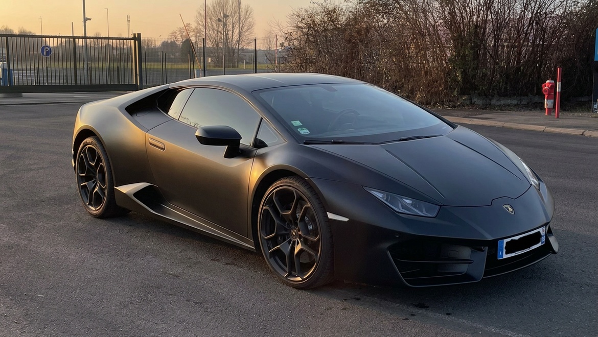 Résultat LarpAI : Lamborghini Huracán, décor identique.